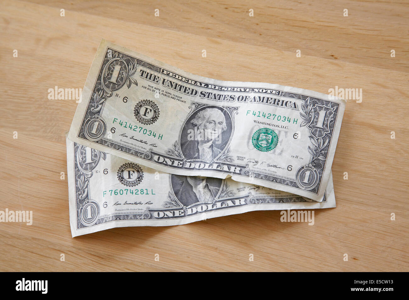 Deux américaines 1 dollar bill's sur une table. Banque D'Images