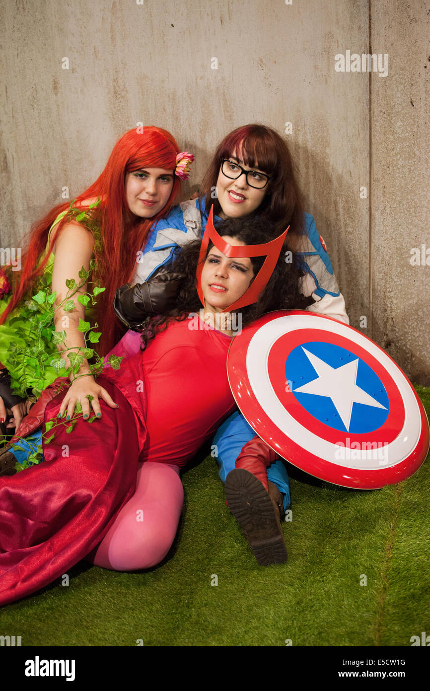 Les filles vêtues de super héros ou de super-héroïnes se posant à la Foire internationale de la Comique de Barcelone le 17 mai 2014 à Barcelone, Catalogne, Espagne. Banque D'Images
