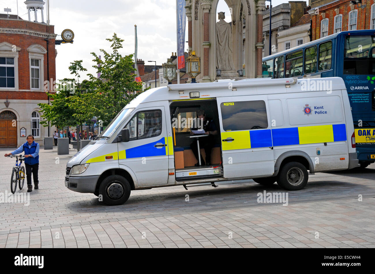 Maidstone, Kent, Angleterre, Royaume-Uni. Station de Police mobile en centre ville, une idée présentée par Ann Barnes, PCC pour kent Banque D'Images