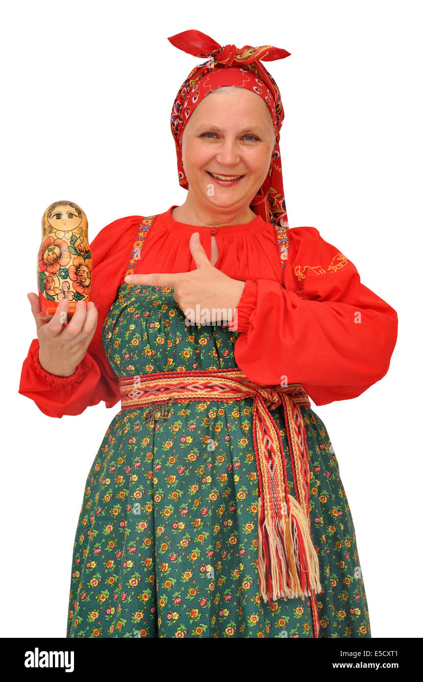 Femme mature joyeux dans des costumes traditionnels pointant du doigt une poupée de nidification Banque D'Images