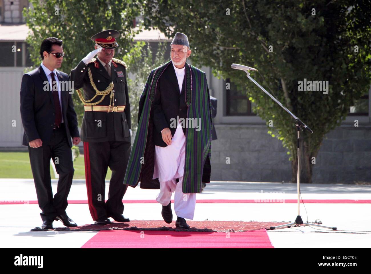 Kaboul, Afghanistan. 28 juillet, 2014. Le président afghan Hamid Karzai (R) examine les gardes d'honneur avant l'Aïd al-Fitr prière à Kaboul, Afghanistan, le 28 juillet 2014. Le président Hamid Karzai a offert la prière de l'Aïd à la mosquée de son palais fortifié l'Arg, assisté par les fonctionnaires civils et militaires. Credit : STR/Xinhua/Alamy Live News Banque D'Images