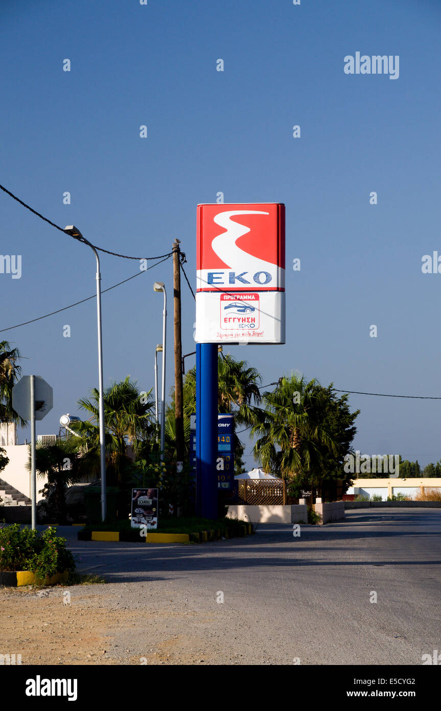 EKO Station-service, la route principale entre l'aéroport et la ville de Kos, Kos Island, îles du Dodécanèse, Grèce. Banque D'Images