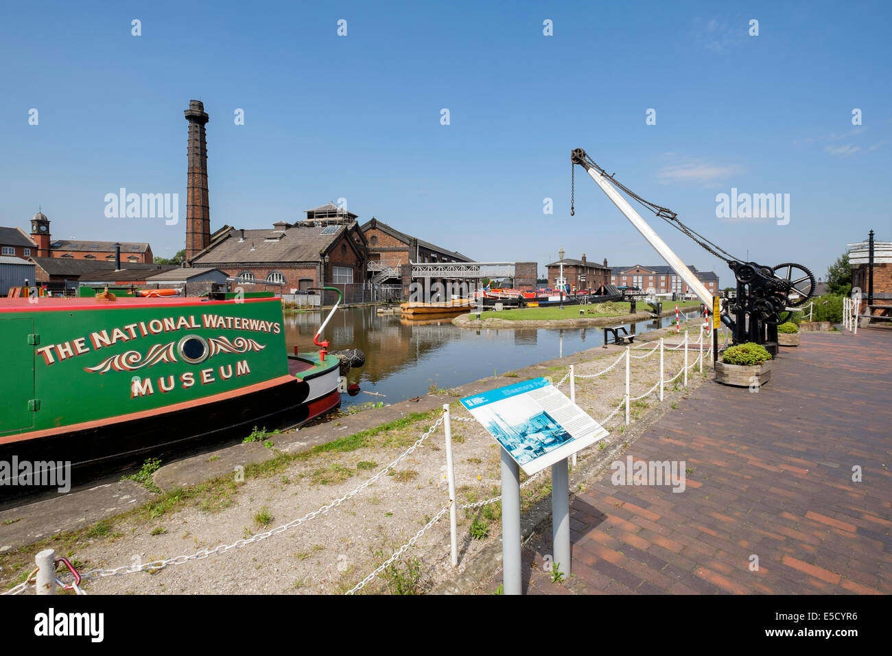 Du canal de Shropshire Union avec panneau d'information au niveau national Waterways Museum à Ellesmere Port Cheshire England UK Angleterre Wirral Banque D'Images