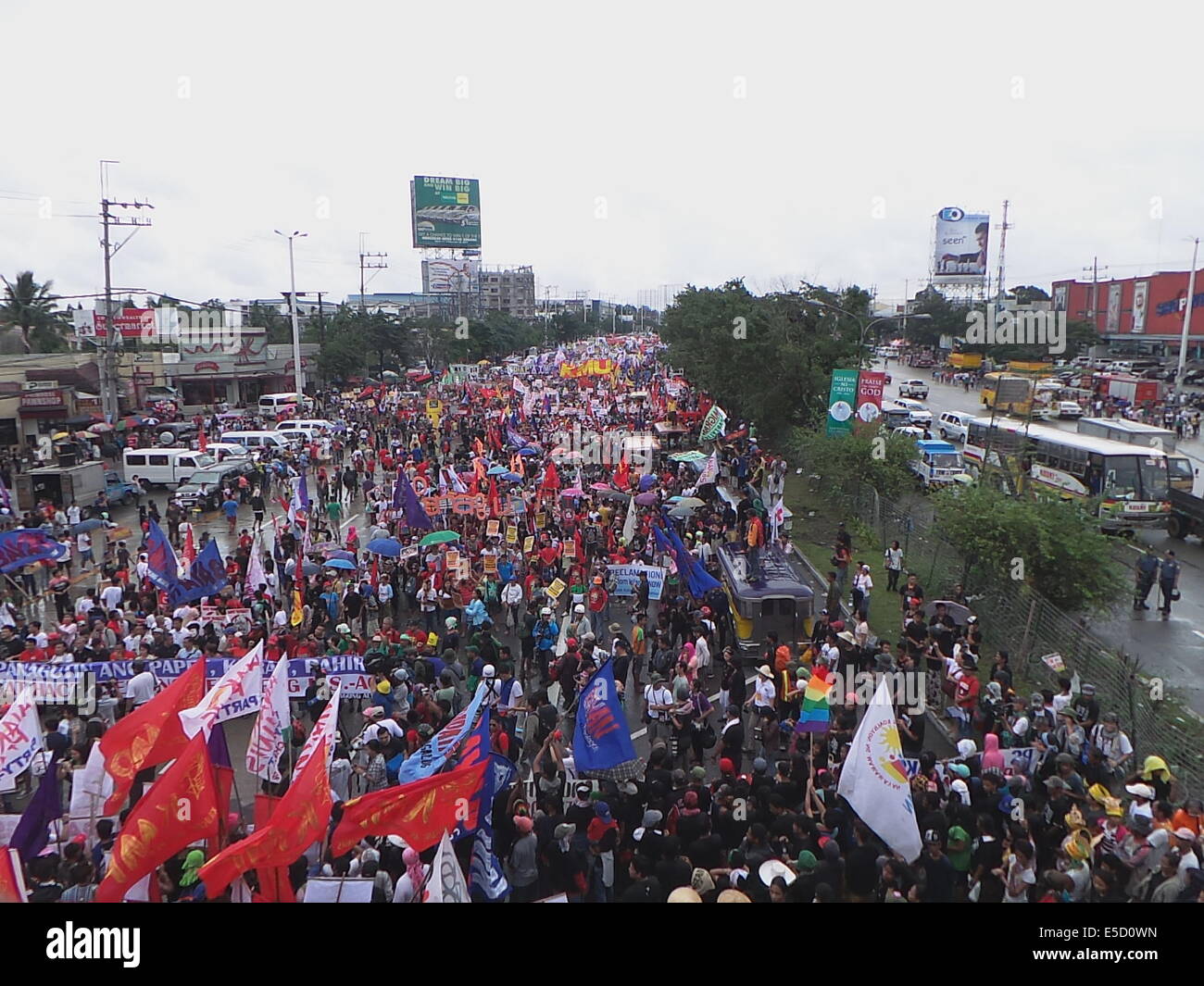 Quezon City, Philippines. 28 juillet, 2014. Sur la cinquième année du président Benigno "Noynoy" Aquino sur l'état de la Nation (SONA), des milliers de mécontents des groupes militants sur sa performance en tant que président ont marché vers Batasang Pambansa (Chambre du Congrès) dans la ville de Quezon avec leurs pancartes - tenue d'Aquino responsables de pillage des P144 milliards de dollars du Programme d'accélération des versements (DAP) - fonds et effigie de Aquino comme 'king' de l'assiette au beurre. 10 000 policiers ont été éliminés de la ville afin d'assurer l'ordre. Sherbien Dacalanio : Crédit / Alamy Live News Banque D'Images