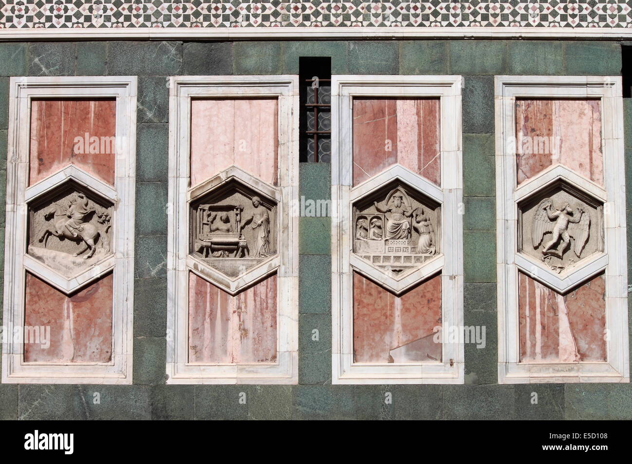 Sur les reliefs hexagonaux Giotto Campanile de Florence, Italie. Les panneaux hexagonaux sur le niveau plus bas illustrent l'histoire de mank Banque D'Images