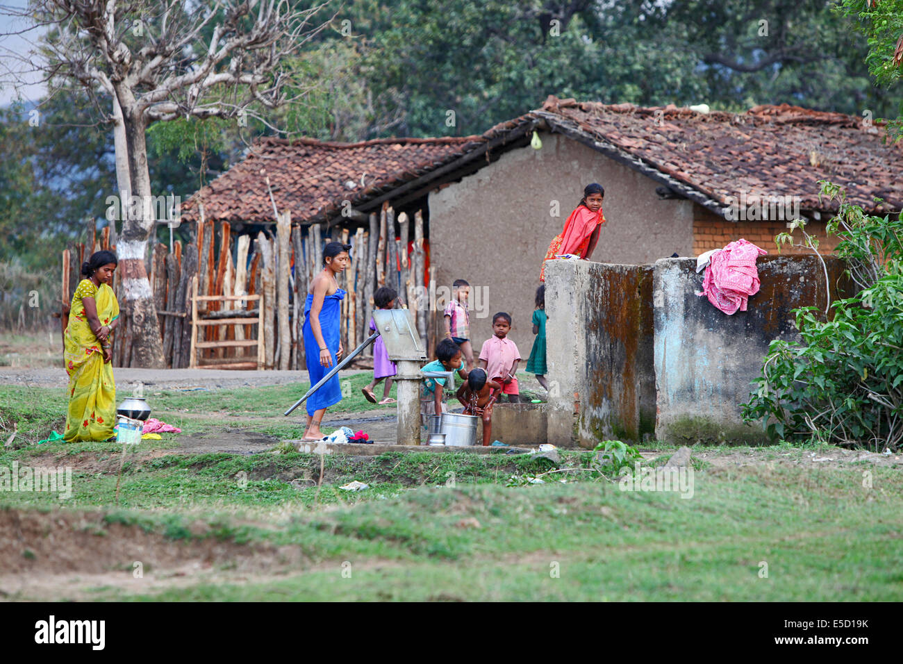 La baignade et la collecte de l'eau à pompes à main, Karangra Chattisgadh, Village, Inde Banque D'Images