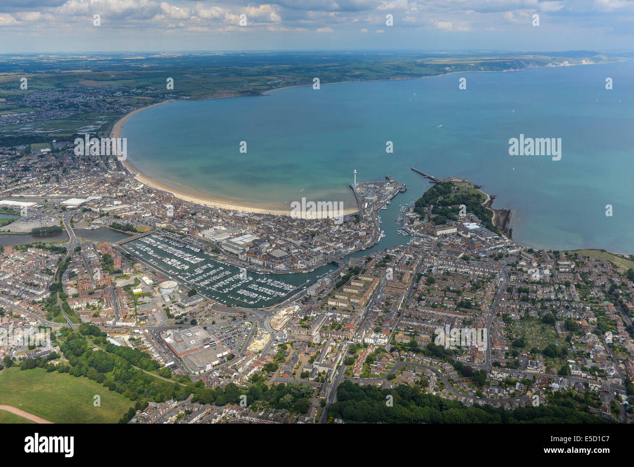 Une large vue aérienne de Weymouth avec le littoral et la campagne à proximité visible. Dorset, UK Banque D'Images