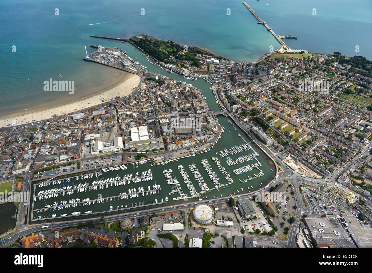 Une large vue aérienne de Weymouth montrant la ville, port de plaisance, fort de Nothe et brise-lames du port dans le Dorset, UK. Banque D'Images