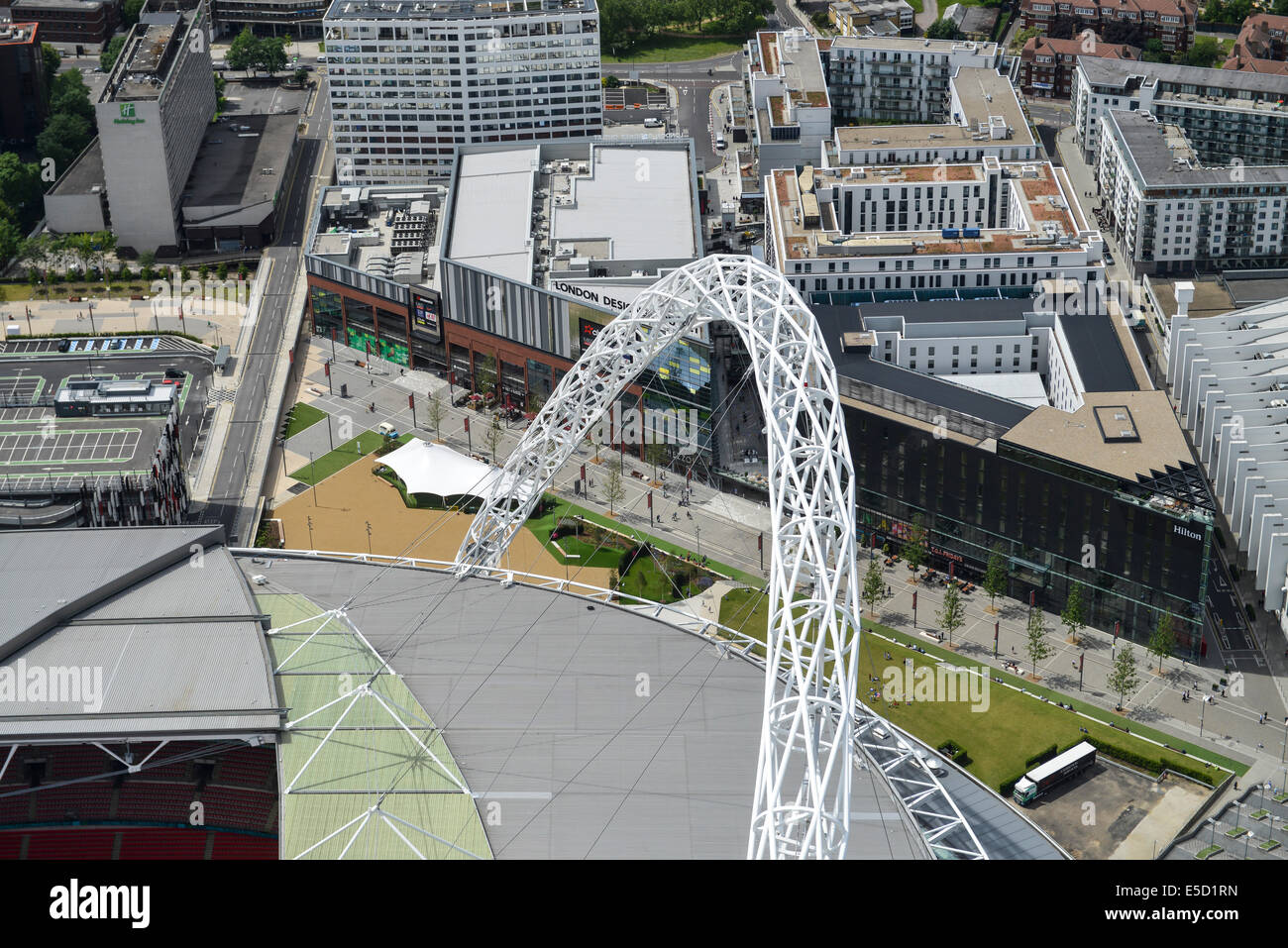 Une vue aérienne de la place centrale et le développement résidentiel au détail près de stade de Wembley, Londres. Banque D'Images