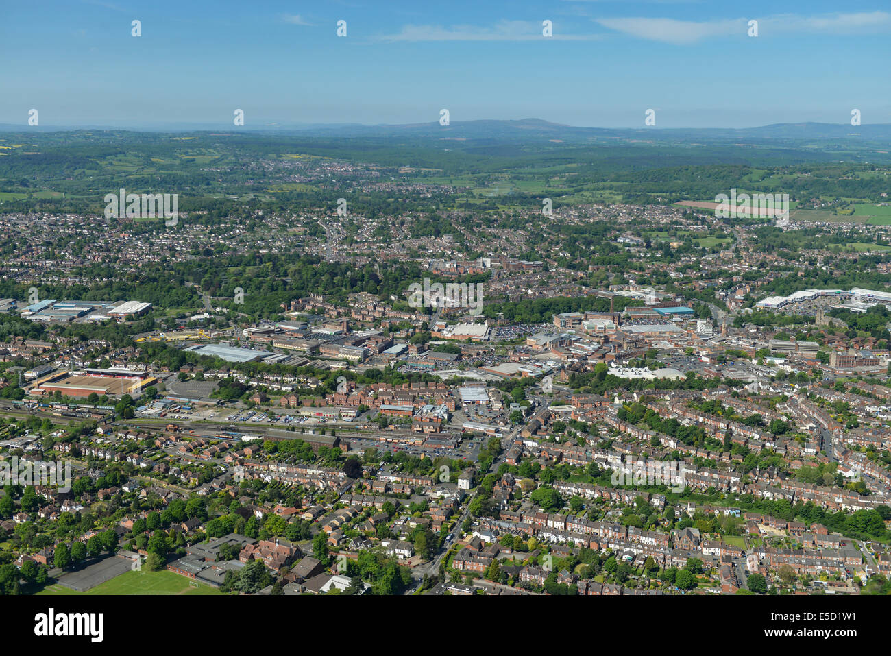 Une vue aérienne à l'ensemble de la ville de Kidderminster Worcestershire dans les Midlands, montrant la campagne au-delà. Banque D'Images