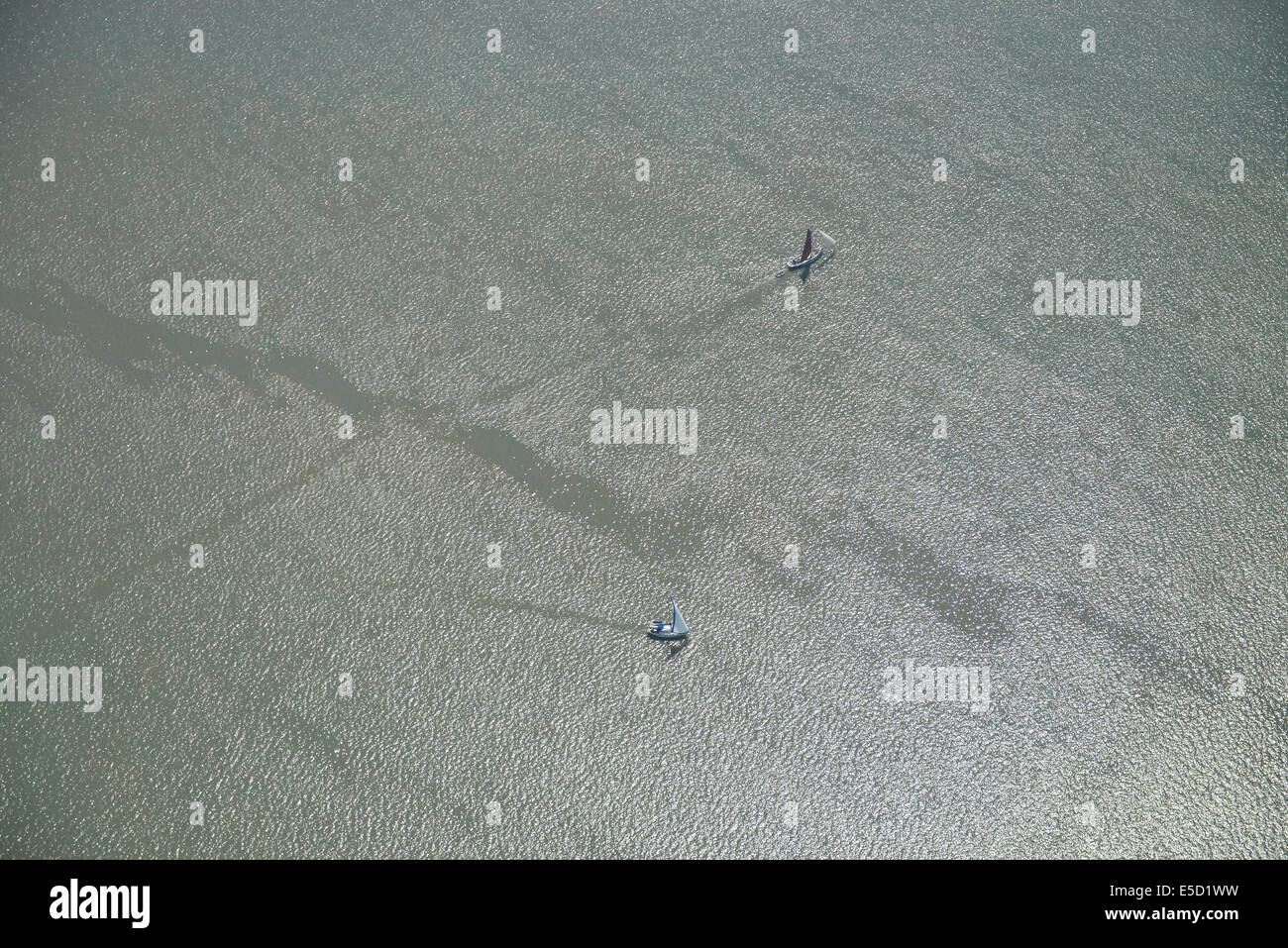 Une vue aérienne de véliplanchistes sur une rivière dans l'Essex, UK Banque D'Images