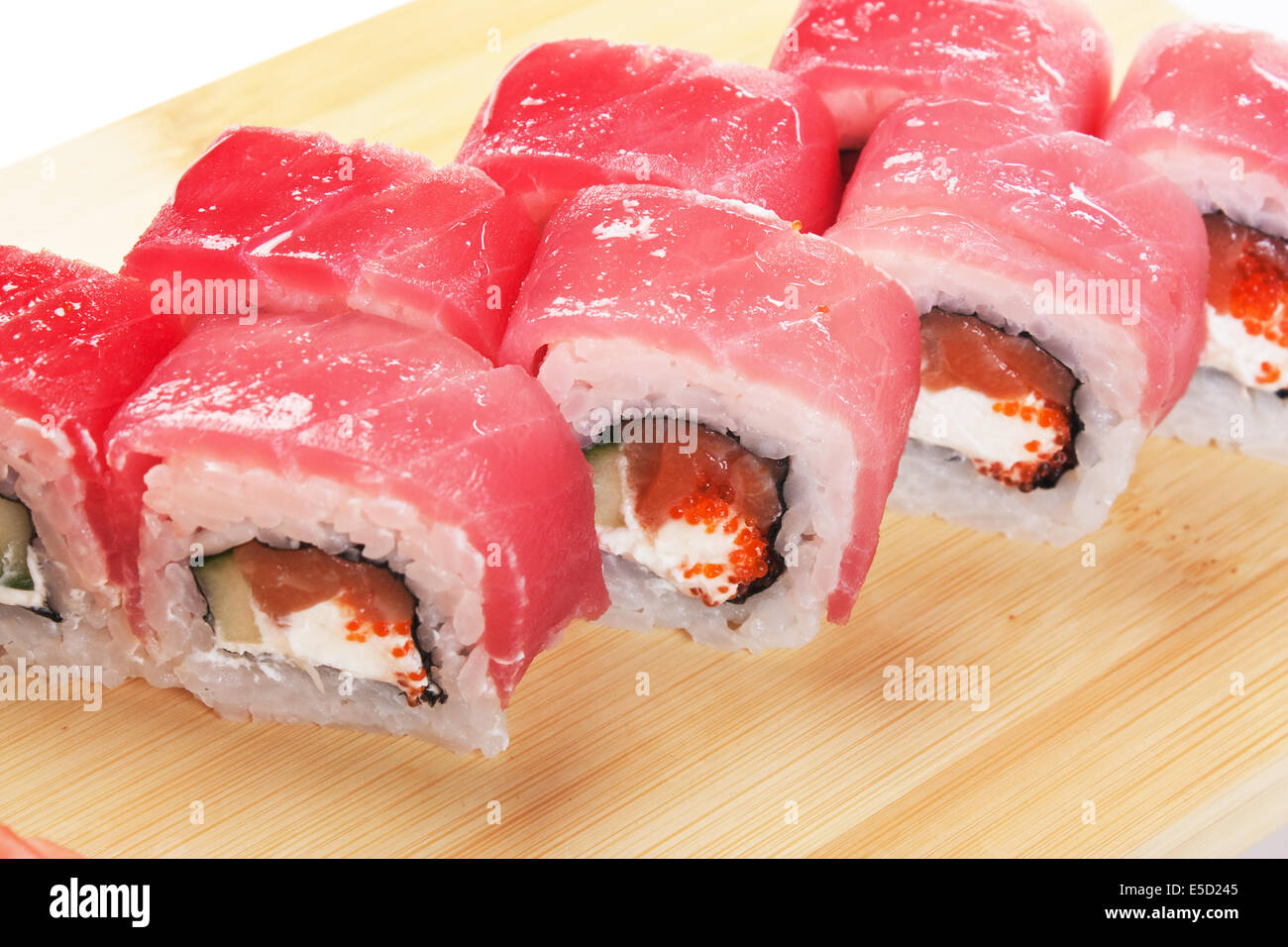La nourriture asiatique sushi sur plaque de bois isolé sur fond blanc Banque D'Images