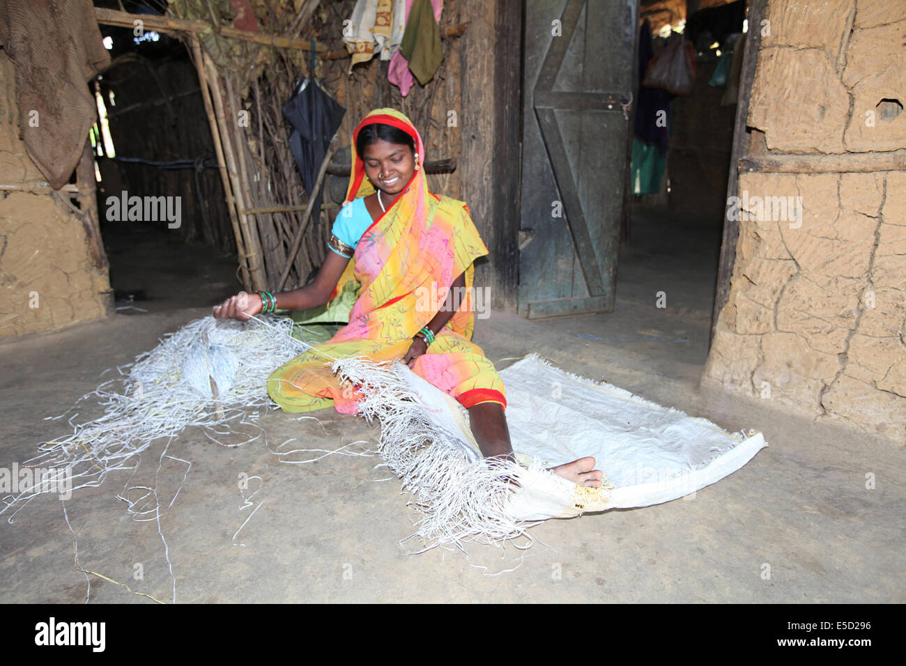 La fabrication de cordes, femme tribal tribu Birhor. Chueya, village du district de Korba, Chattisgadh, Inde Banque D'Images