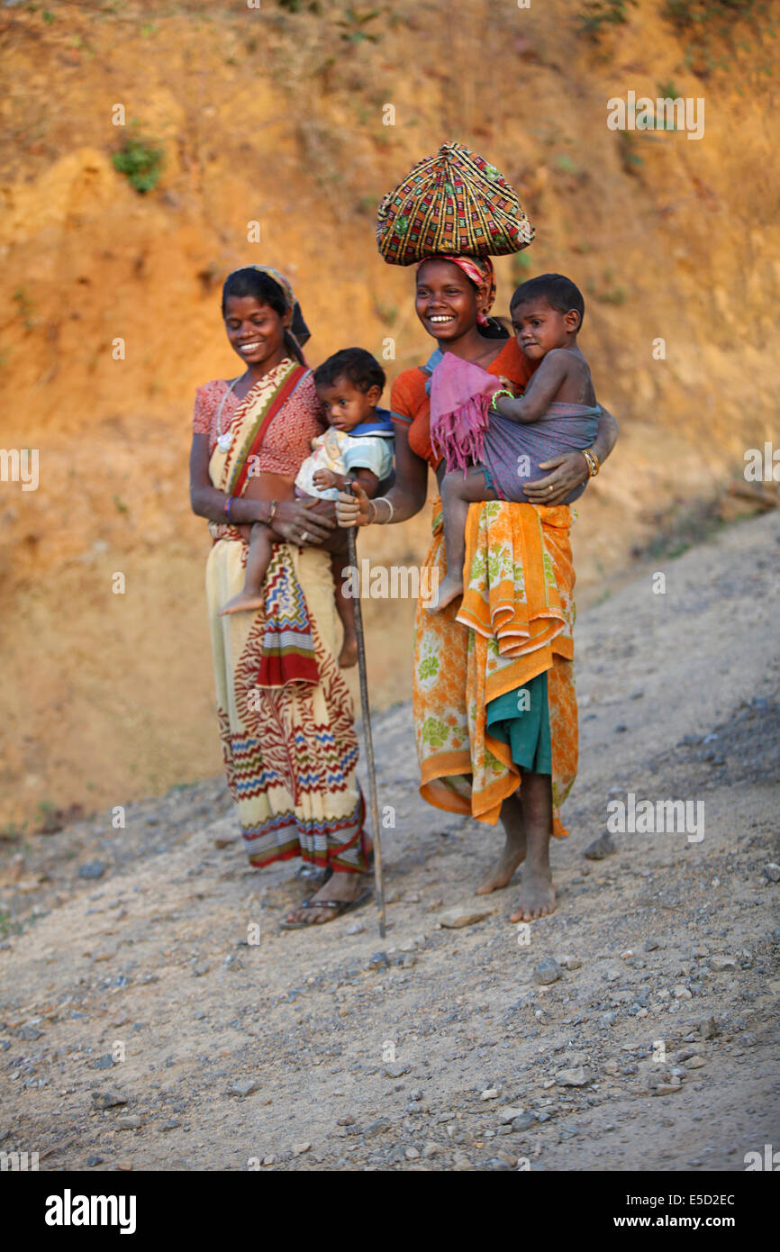 Les populations tribales dans la rue, Pahadi Korba, Bogadaghat Gadhuproda tribu, Village, Chattisgadh, Inde Banque D'Images