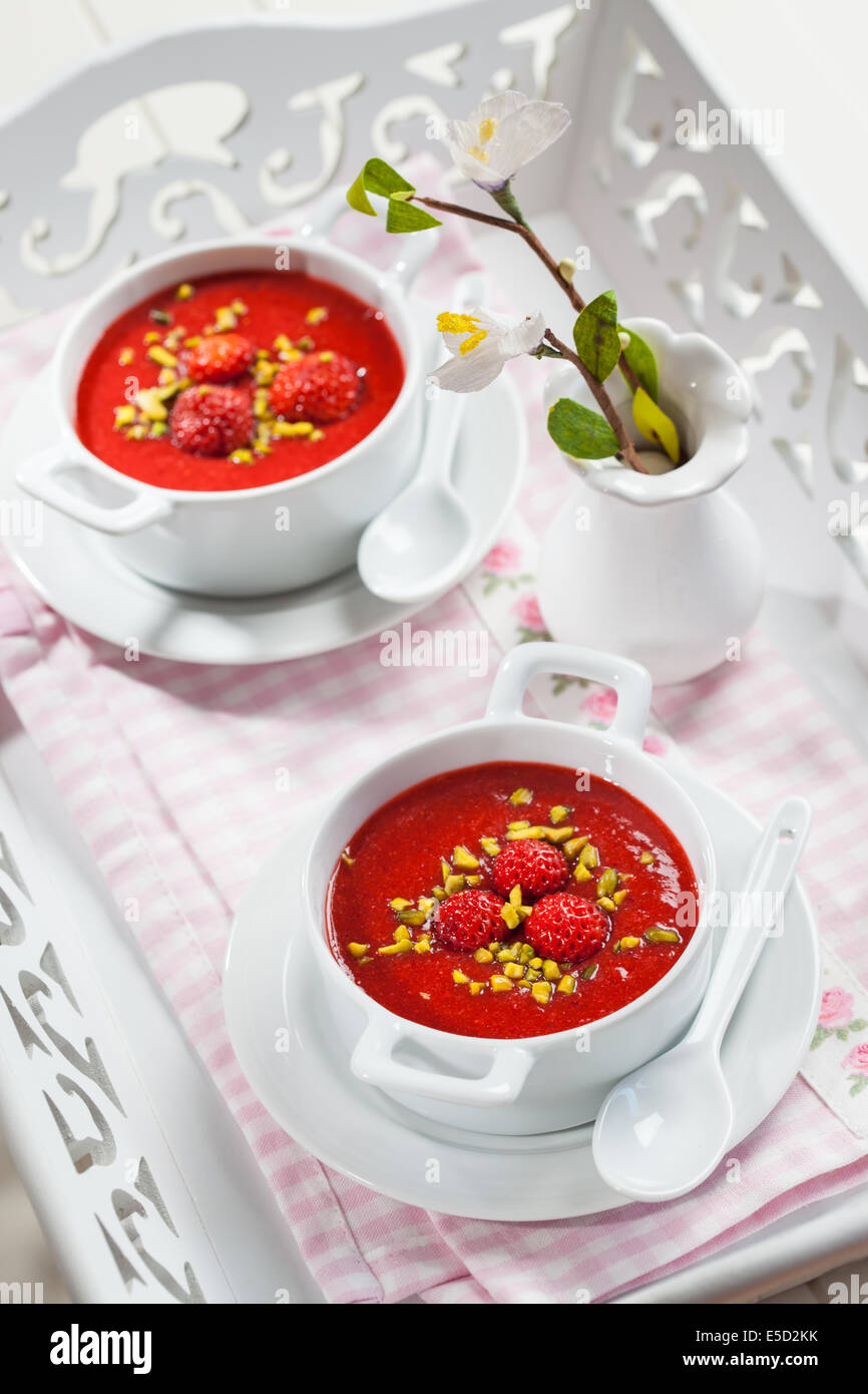 Soupe de fraises froide rafraîchissante pour été chaud Banque D'Images