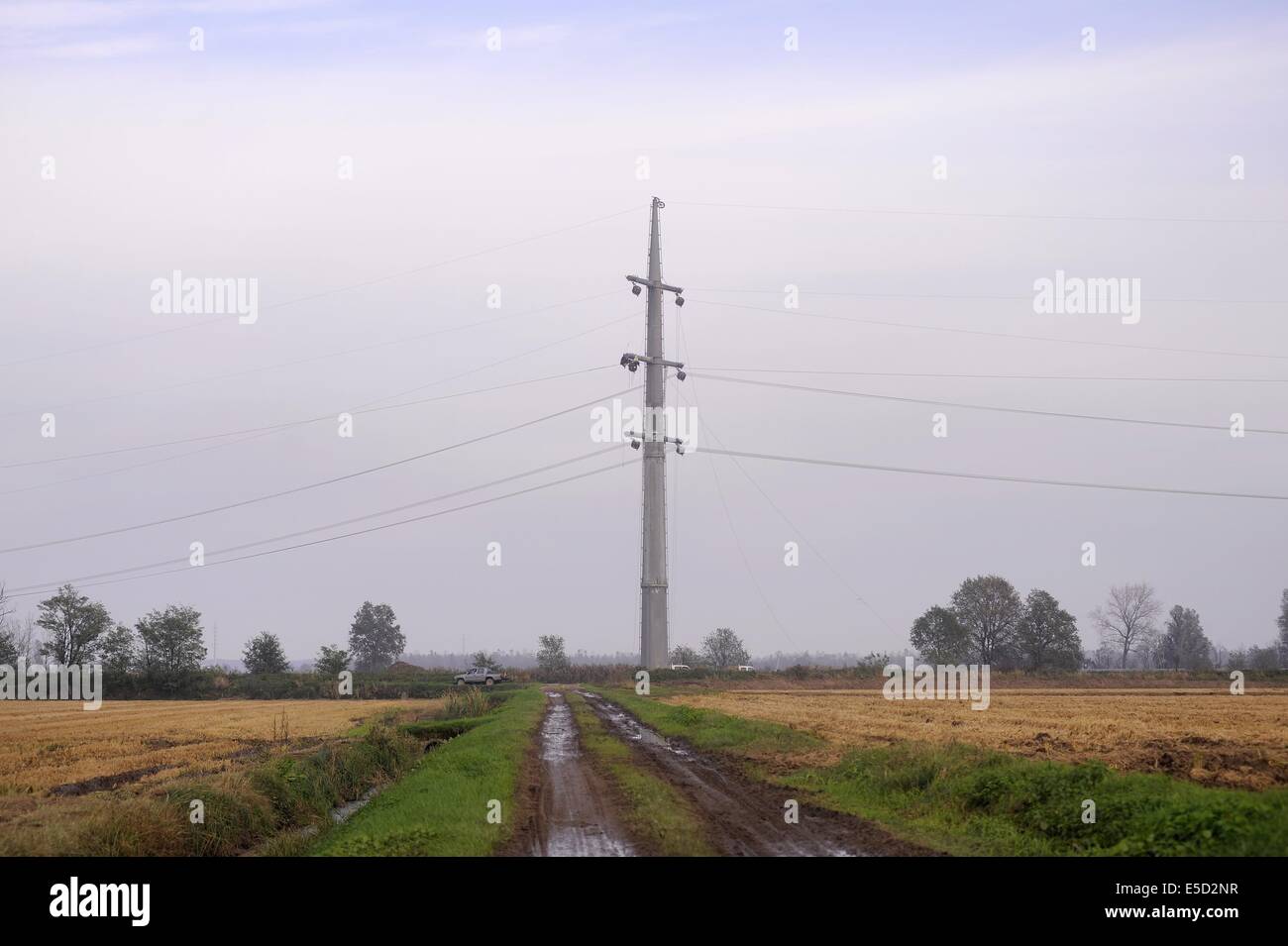 L'Italie, la reconstruction d'une ligne à haute tension à faible impact environnemental et paysager des pylônes électriques Banque D'Images