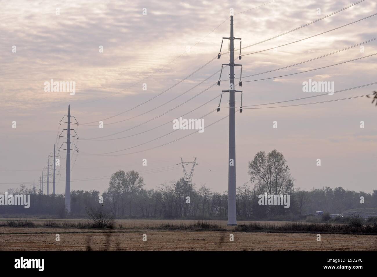 L'Italie, la reconstruction d'une ligne à haute tension à faible impact environnemental et paysager des pylônes électriques Banque D'Images