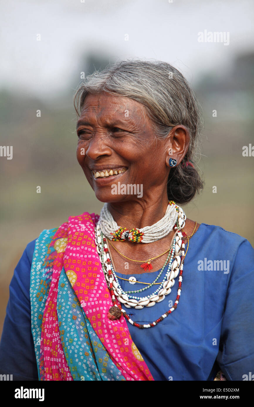 Portrait d'une femme portant des bijoux tribaux traditionnels, tribu Baiga, Chattisgadh, Inde Banque D'Images