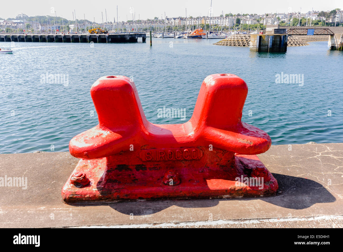 Bollard métal rouge à Bangor port, faite par Scirocco fonctionne, Belfast Banque D'Images