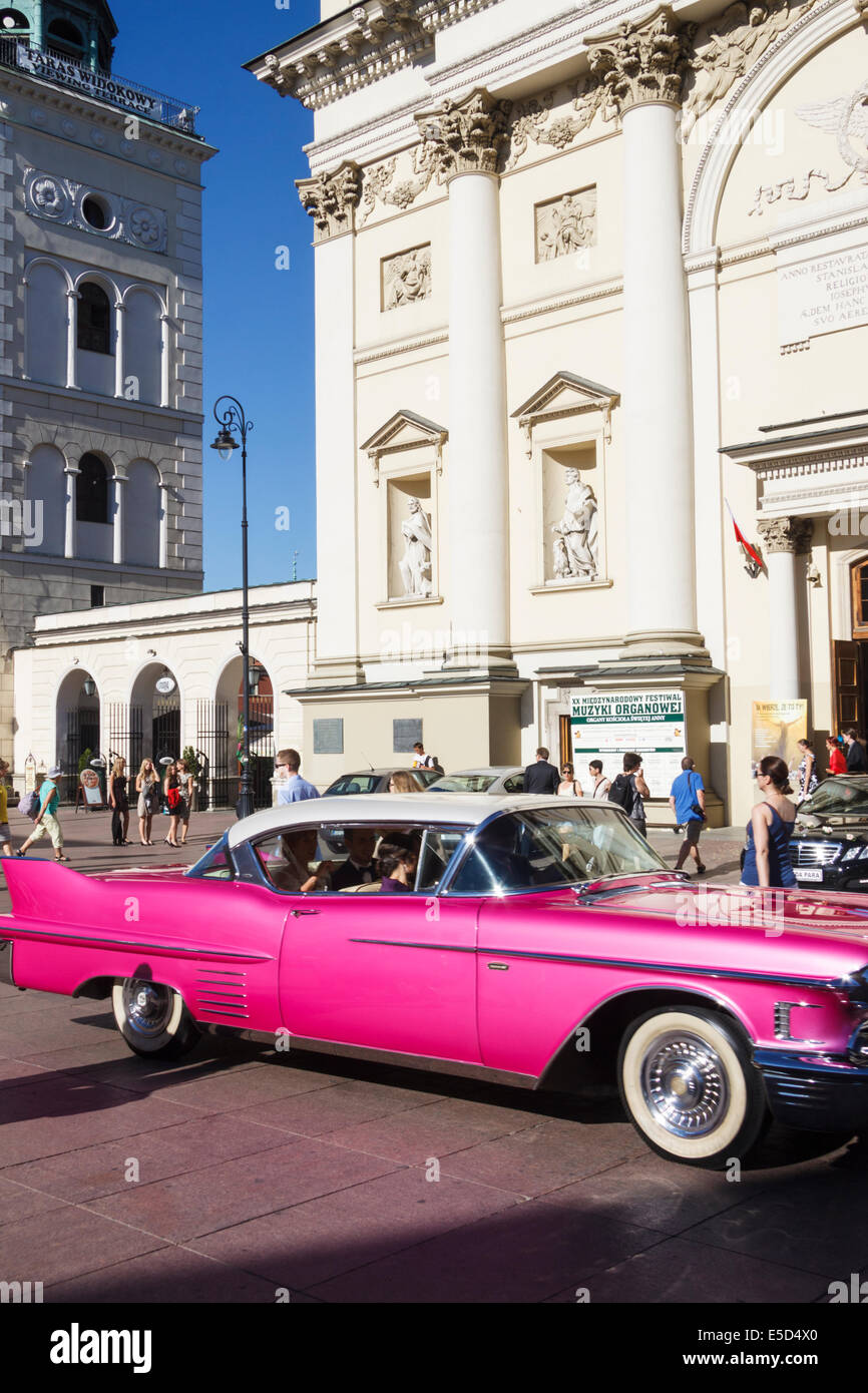 Une voiture de mariage coloré par l'Église Sainte-Anne, Varsovie, Pologne Banque D'Images Une voiture de mariage coloré par l'Église Sainte-Anne, Varsovie, Pologne Banque D'Images