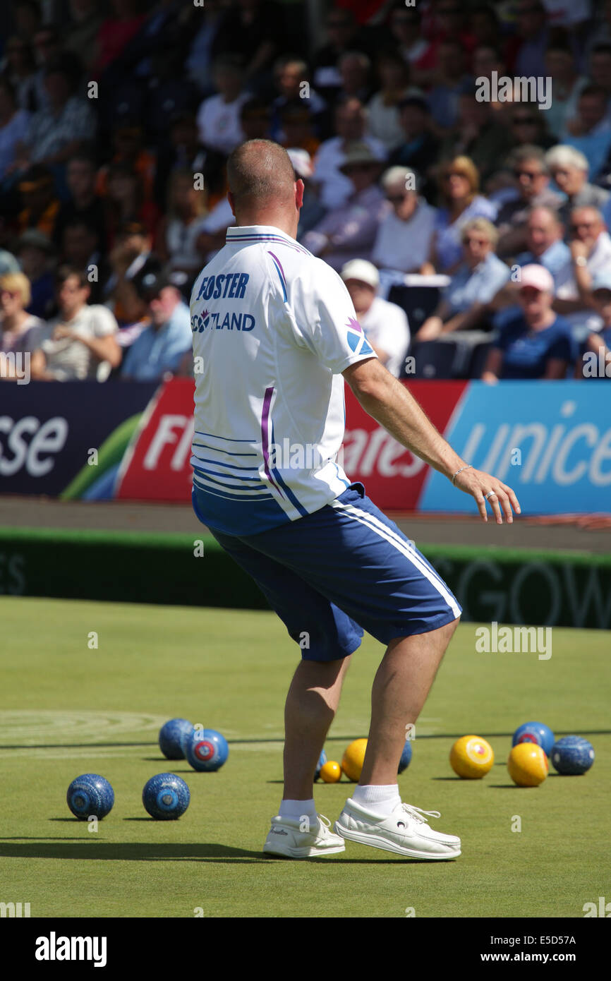 Kelvingrove Lawn Bowls Centre, Glasgow, Écosse, Royaume-Uni, lundi, 28 juillet 2014. Paul Foster, en Écosse, joue à la finale des paires de coupes de pelouse pour hommes aux Jeux du Commonwealth de Glasgow 2014 Banque D'Images