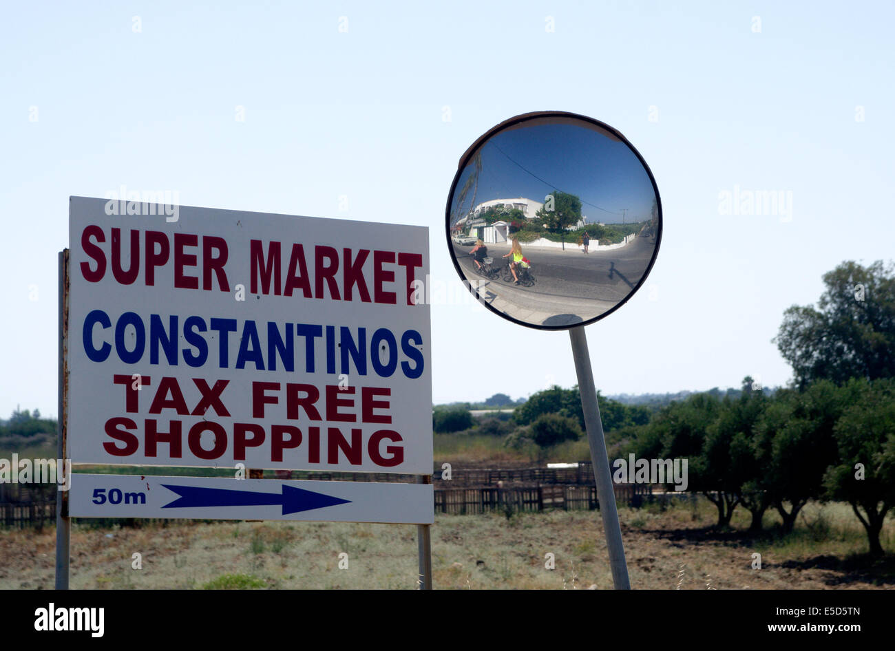 Miroirs et supermarché signe, Tingaki, Kos, îles du Dodécanèse, Grèce. Banque D'Images