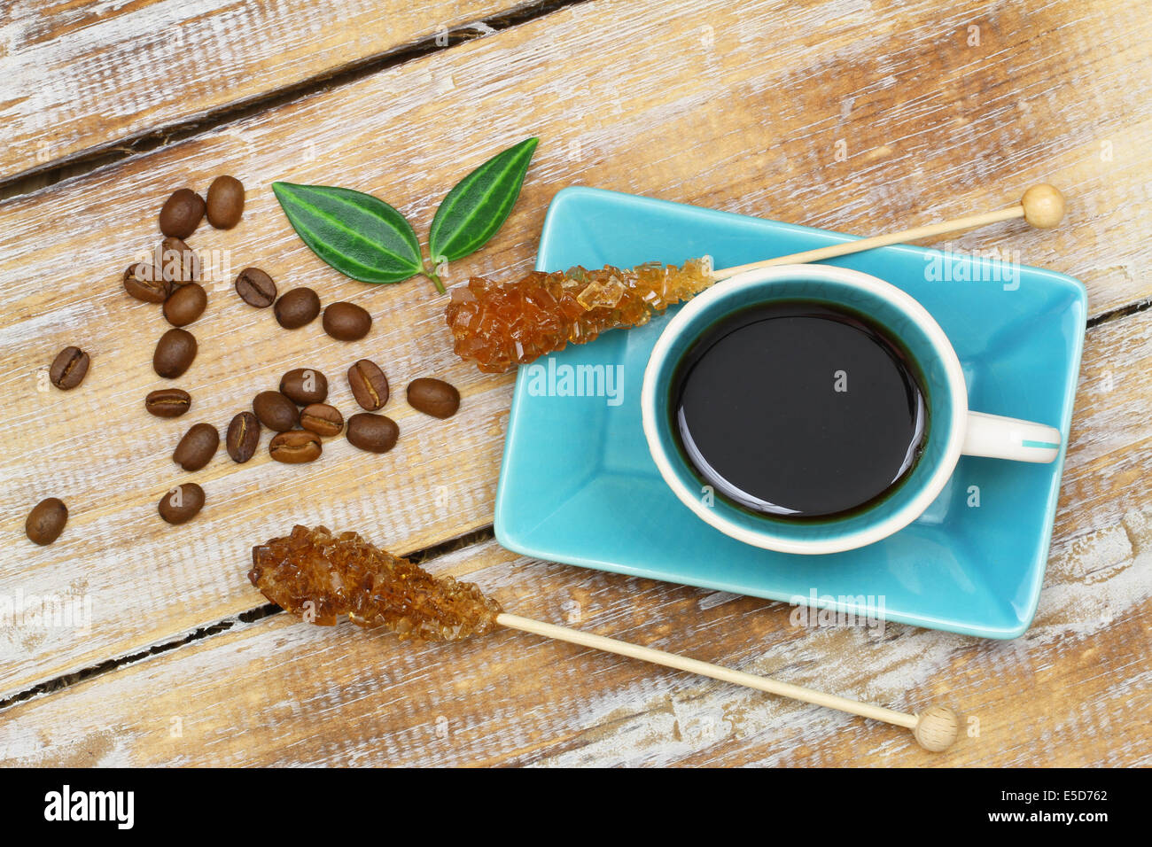 Café noir dans la coupe sur la surface en bois vintage Banque D'Images