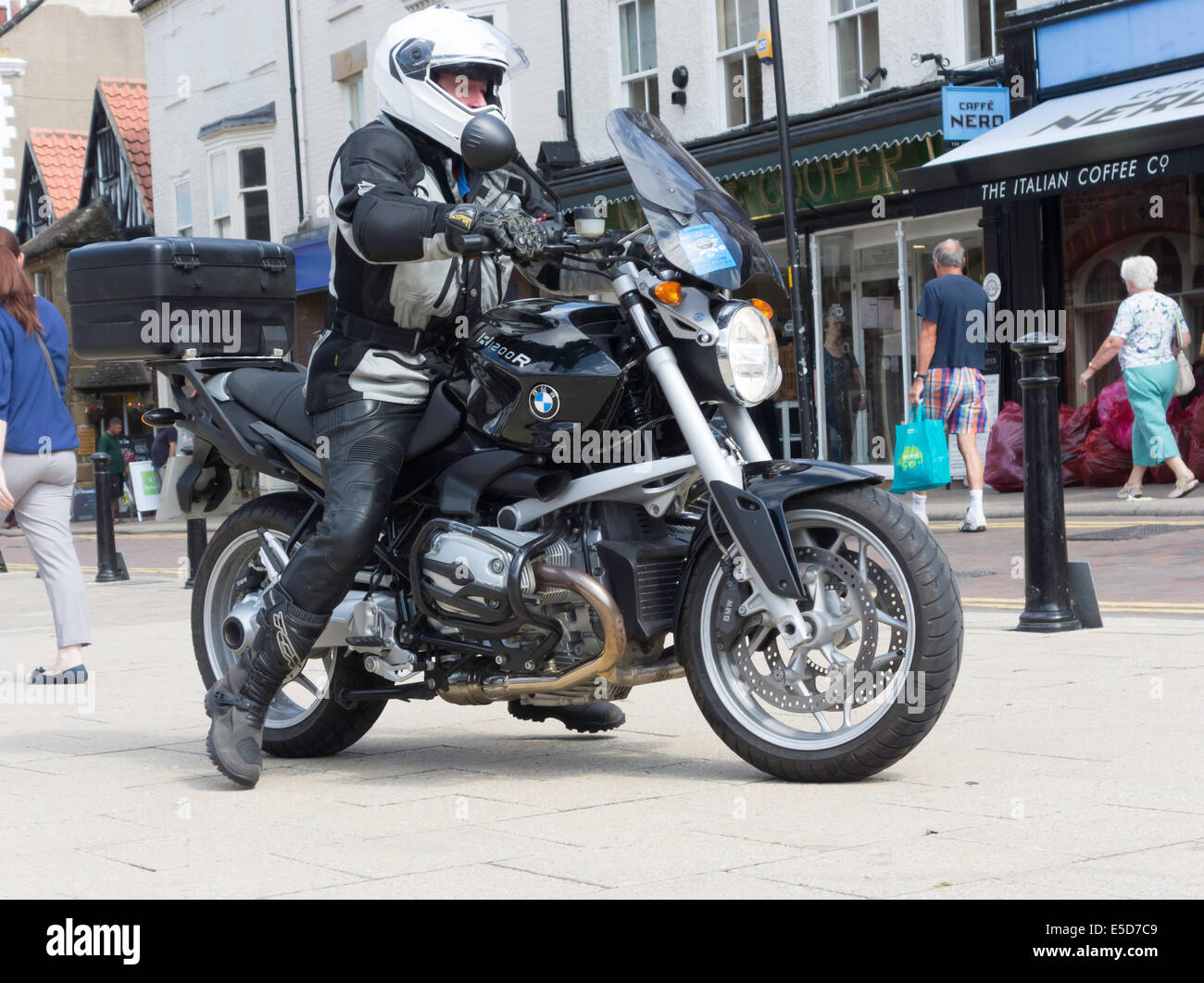 BMW R1200R flat twin à deux cylindres moteur du roadster sport Les amateurs de randonnée à cheval l'homme propriétaire Banque D'Images