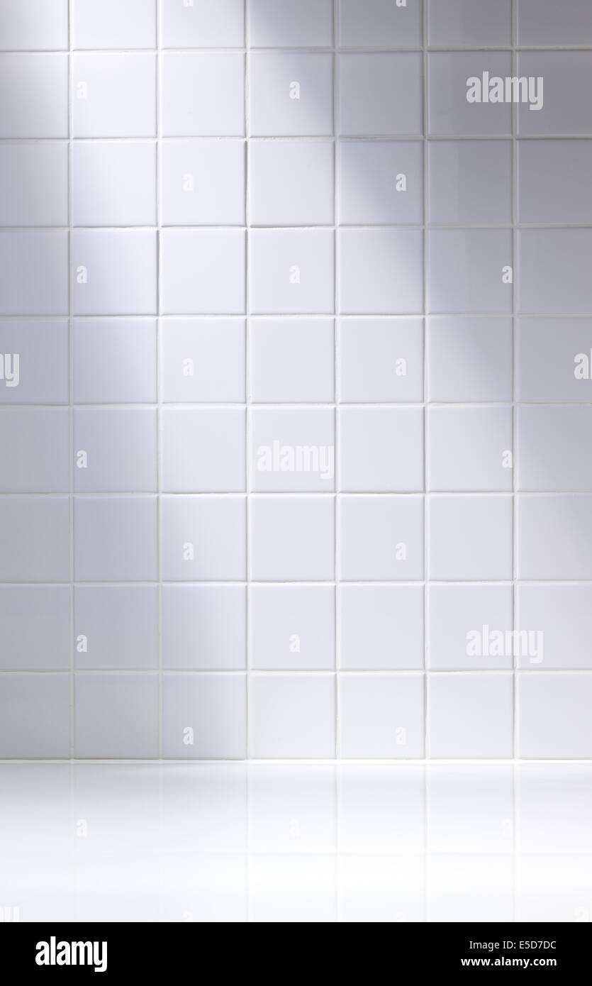 Un tir vertical d'une salle de bains carrelée de blanc ou d'arrière-plan Banque D'Images