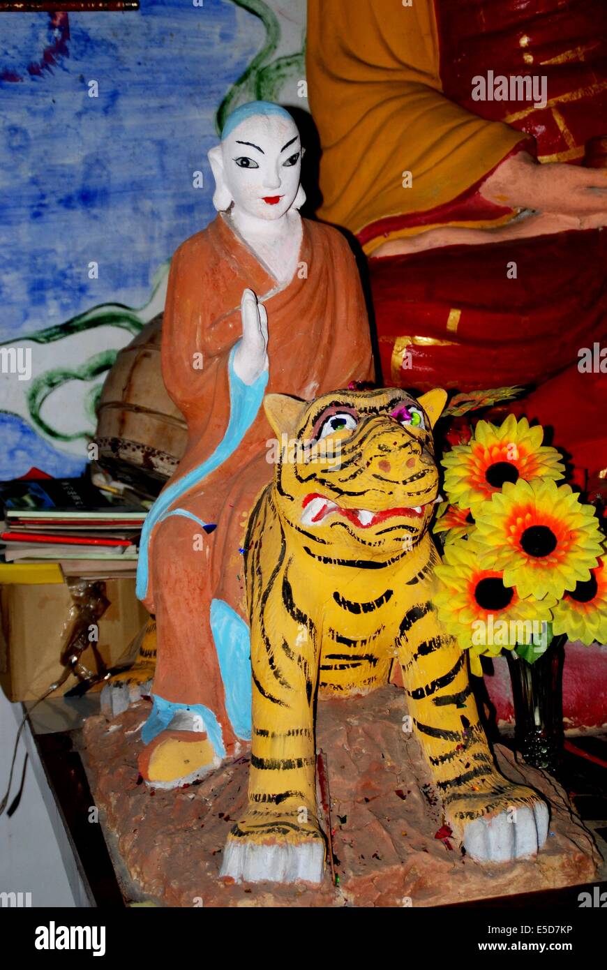 JIU CHI TOWN (Sichuan), Chine : Statue de Bouddha équitation un tigre à l'intérieur de la petite campagne Da Xiong Bao Dian temple bouddhiste Banque D'Images