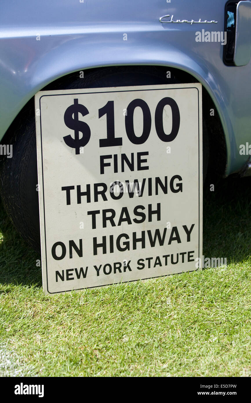 Amende de 100 $ 'Corbeille jeter sur l'autoroute' New York Statut signer sur le côté d'un véhicule Banque D'Images Amende de 100 $ 'Corbeille jeter sur l'autoroute' New York Statut signer sur le côté d'un véhicule Banque D'Images