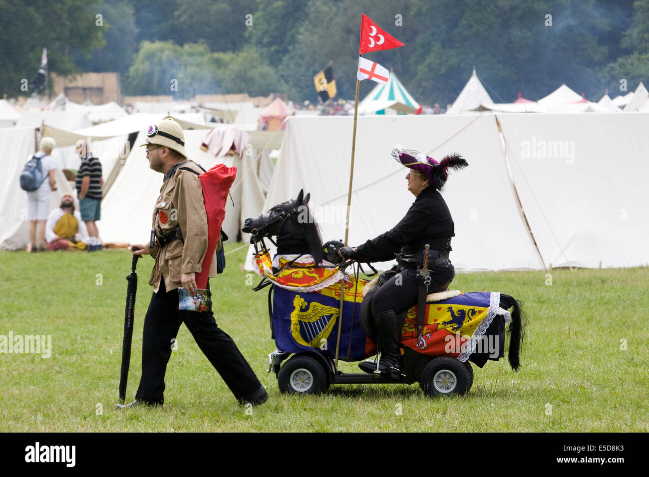 Scooter de mobilité décorées dans un costume de cheval Banque D'Images