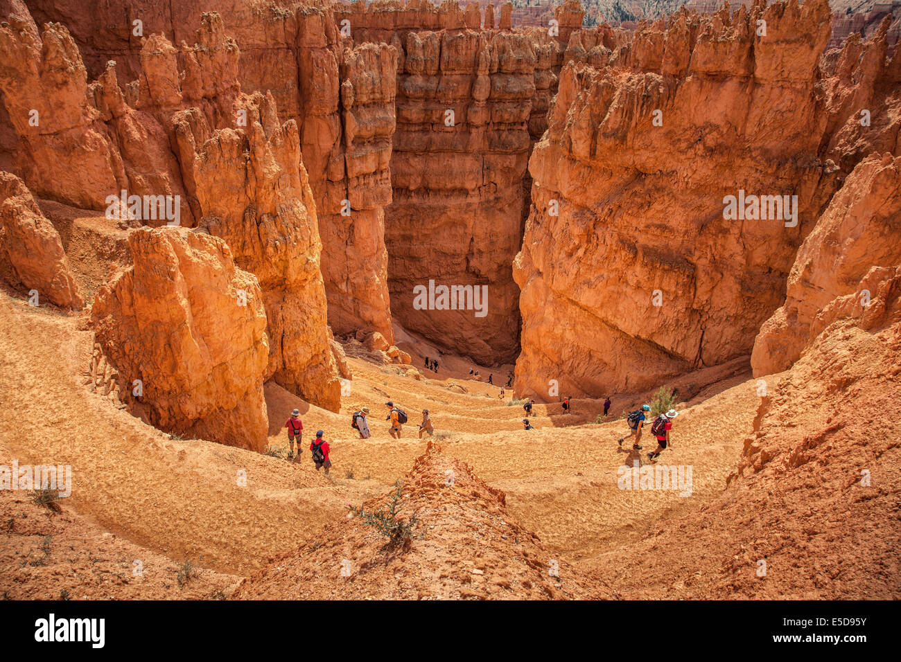 Les touristes dans le paysage rocheux, Bryce Canyon, Utah, USA Banque D'Images