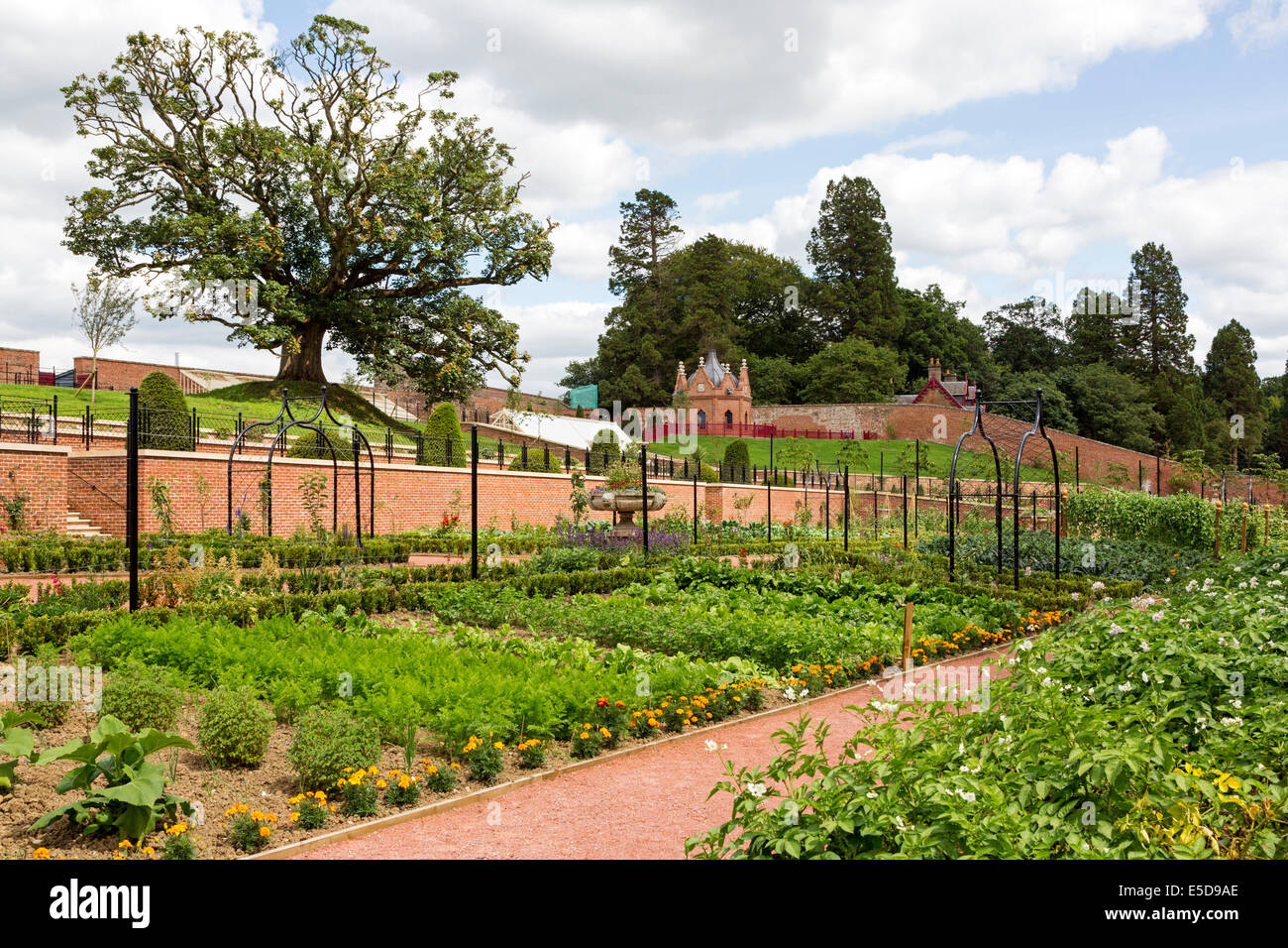 Vue sur le jardin clos de Dumfries House, Cumnock, Ayrshire, Scotland, UK. Le domaine est acheté et restauré par SON ALTESSE ROYALE LE PRINCE C Banque D'Images