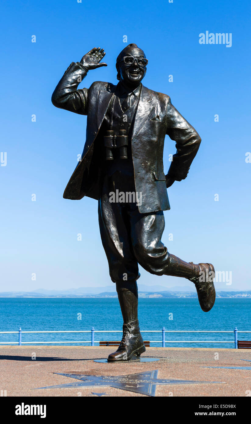 Statue de comédien Eric Morecambe dans son 'Apportez-moi Sunshine' poser sur le front de mer de la station balnéaire de Morecambe, Lancs, UK Banque D'Images