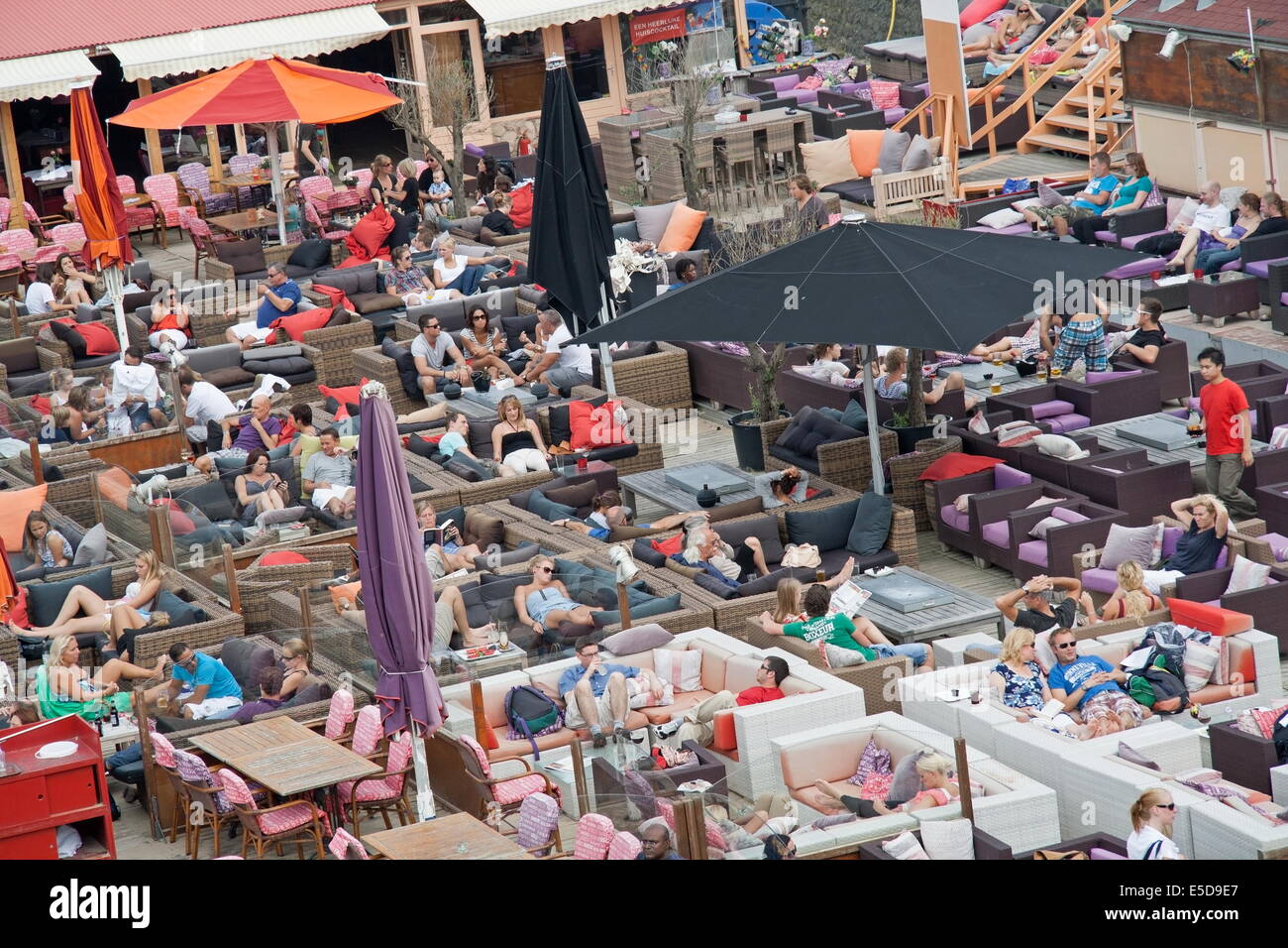 DenHaag, Pays-Bas : 21 août 2011 - Terrasse visiteurs à Scheveningen Beach Banque D'Images