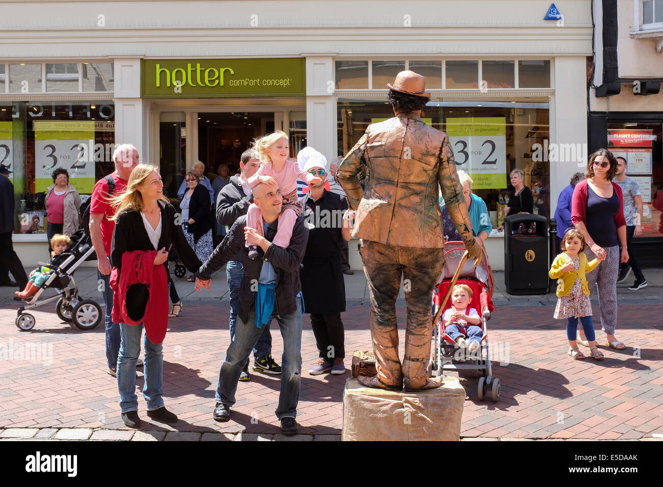 L'exécution de Charlie Chaplin statue humaine dans les rues de centre-ville de Canterbury, UK Banque D'Images