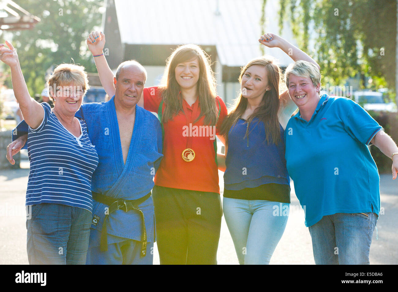 Builth Wells (Royaume-Uni). 28, juillet, 2014. De gauche à droite : Mère Valerie ; Coach Richard Jones ; Natalie Powell ; la soeur Natalies Anthea ; ami Felita Jackson. Natalie Powell 23, médaillé d'or de Judo aux Jeux du Commonwealth, avec famille et amis à l'Irfon Judo Club où elle a commencé à apprendre le Judo à l'âge de 8 ans. Originaire de la ville Mid-Wales de Beulah, Natalie vit aujourd'hui à Cardiff où elle étudie la science biomédicale à l'Université de Cardiff Elle quitte mercredi prochain pour la formation au Portugal avant la compétition Championnat du Monde de Judo en Russie. Credit : Graham M. Lawrence/Alamy Live News. Banque D'Images