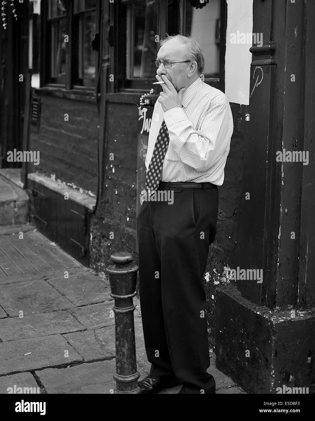 vieil homme fumant Banque D'Images