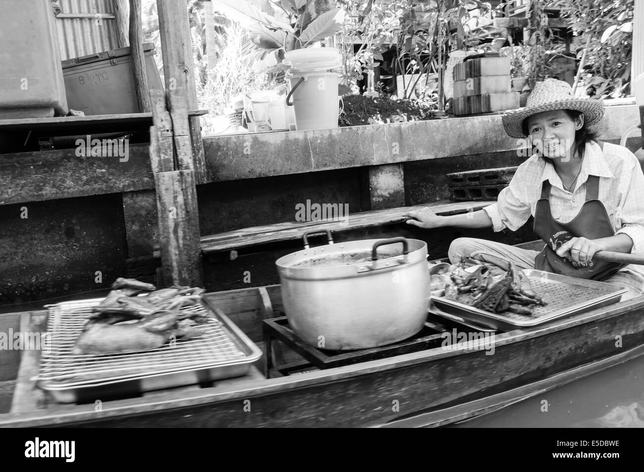 Les gens vendent de la nourriture thaï et de souvenirs au célèbre marché flottant de Damnoen Saduak en Thaïlande Banque D'Images