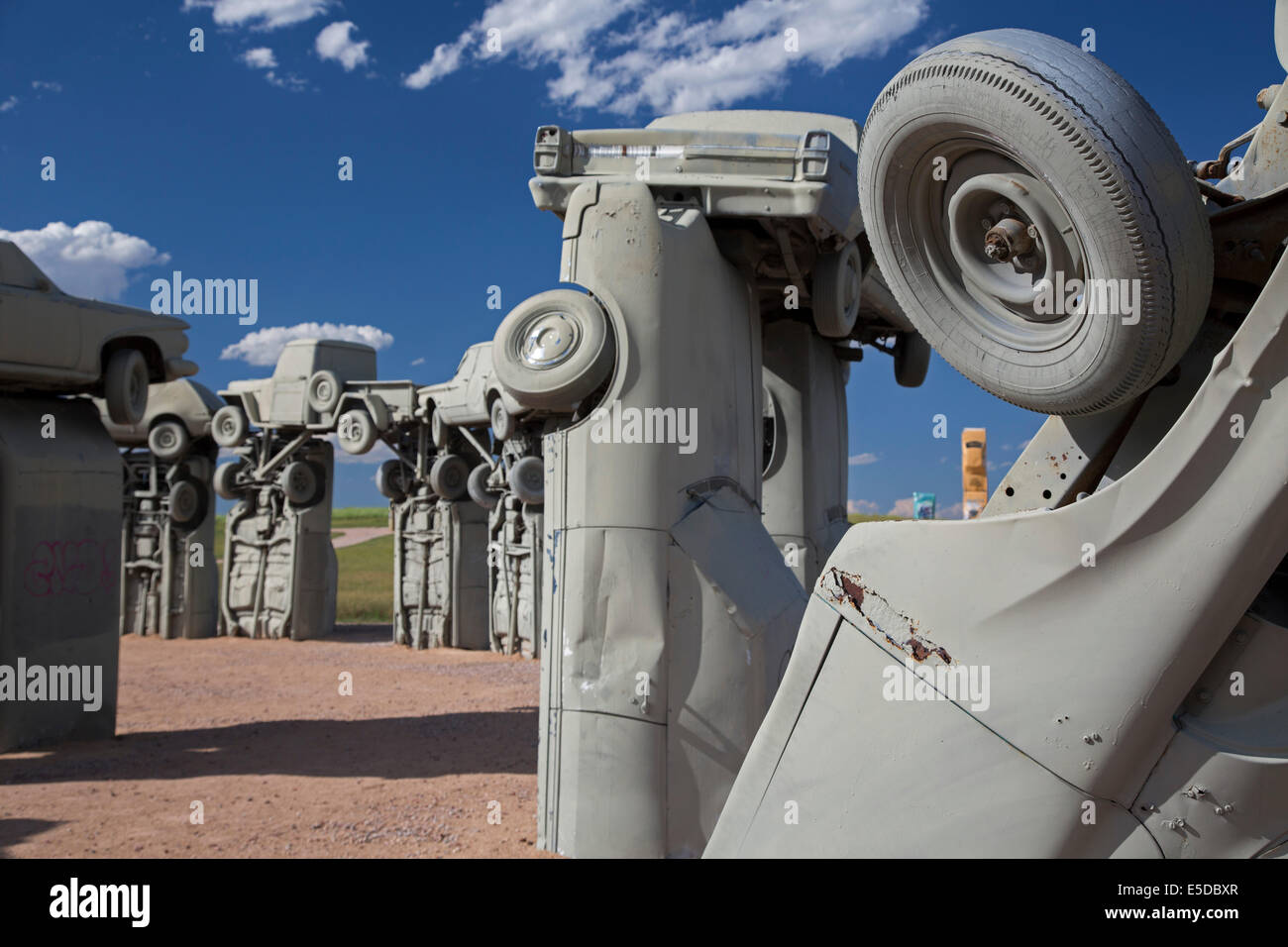 Alliance, Nebraska - Carhenge, un cercle de vieilles voitures boulonnées ensemble et à moitié enfoui dans le sol. Banque D'Images