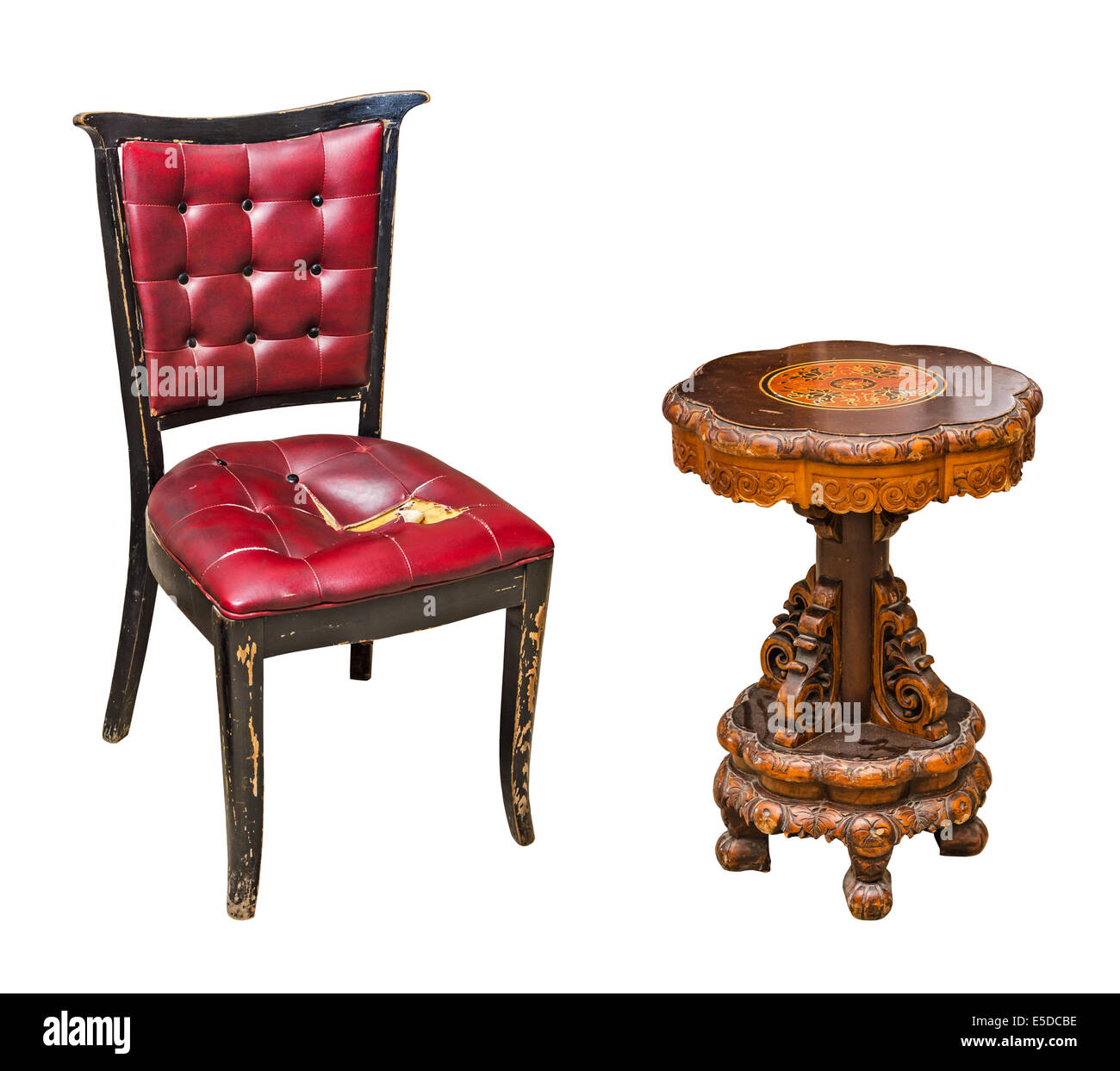 Un fauteuil en cuir et table ronde en bois isolé sur fond blanc Banque D'Images