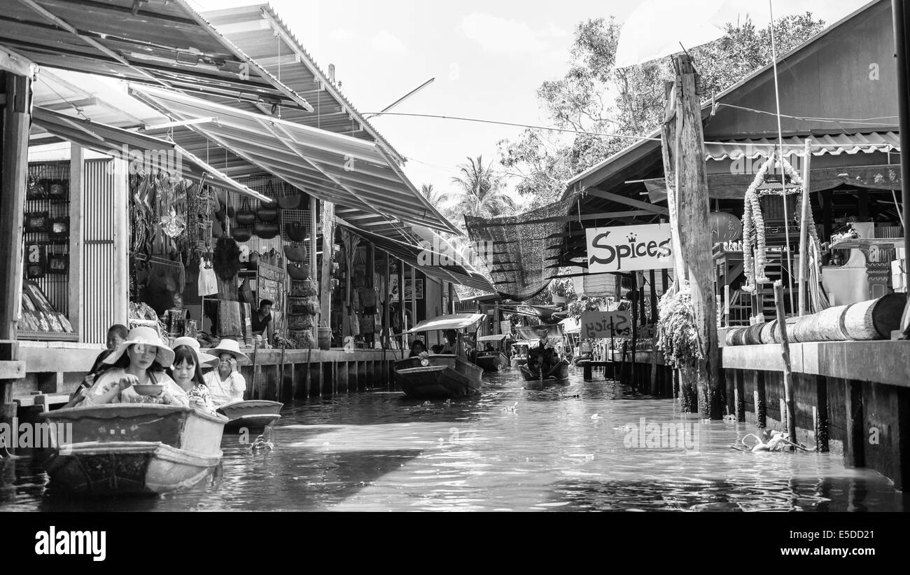 Les gens vendent de la nourriture thaï et de souvenirs au célèbre marché flottant de Damnoen Saduak en Thaïlande Banque D'Images