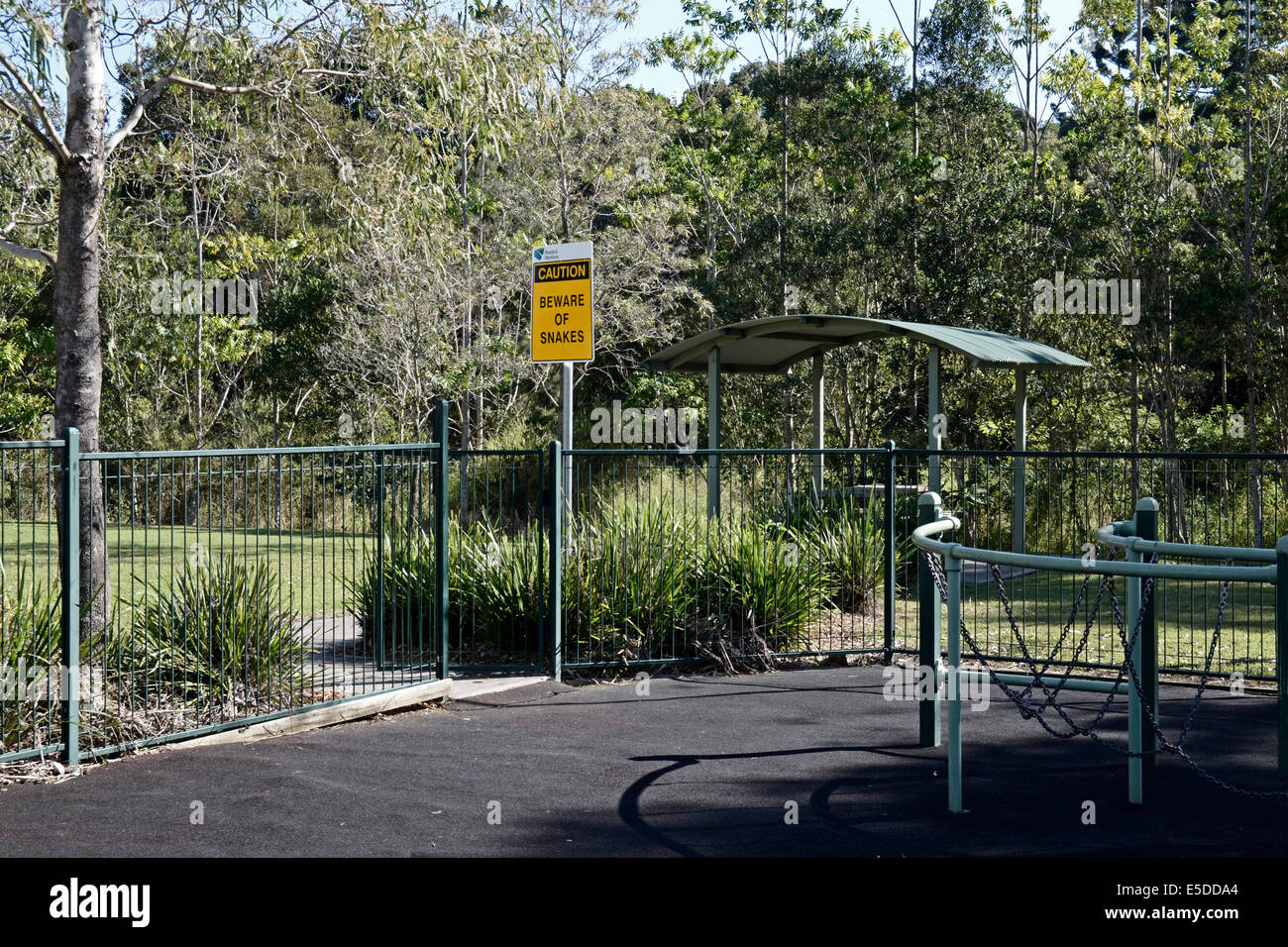 Route de pique-nique sur l'autoroute du Pacifique avec une aire de jeux pour enfants et une attention aux serpents signer , Australie Banque D'Images