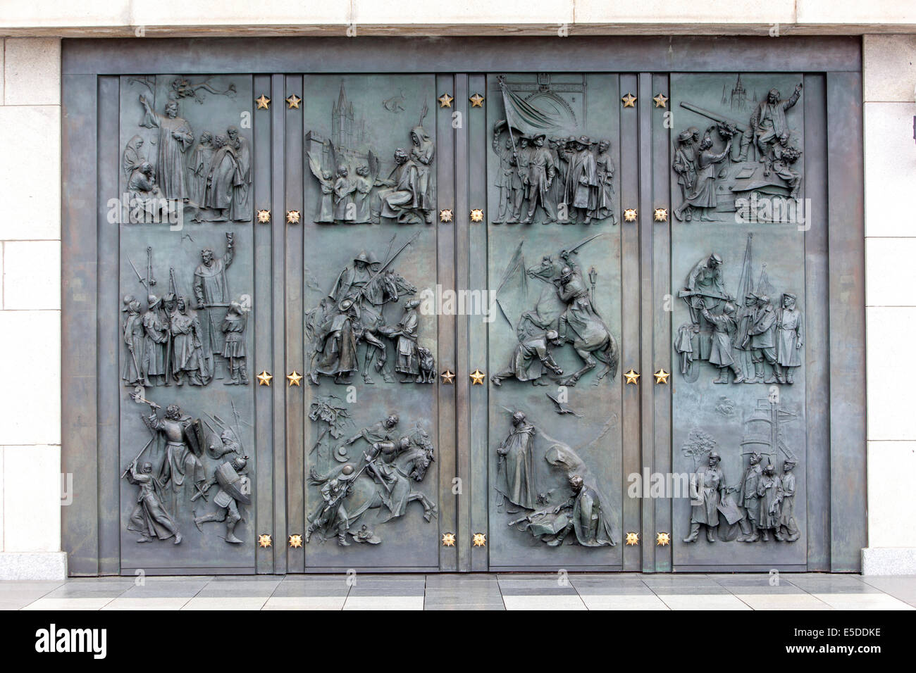 Le soulagement de la porte principale du Monument national de Vítkov à Prague, République tchèque. Banque D'Images