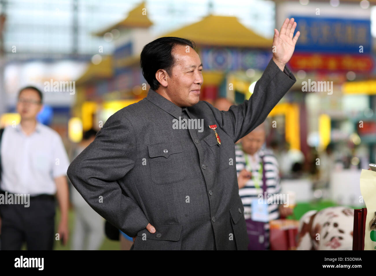Kun Ming, Yun Nan, CHN. 26 juillet, 2014. KUNMING, CHINE - 26 juil 2014 ï¼šThe typecast acteur a été faire beaucoup de pose de Mao. La 49e Newdrugs Chine, Chine Drug Store Show 2014 et 2014 MEDTEC sont détenus pendant 27 Juil 2014 à Kun Ming, la province de Yun Nan, Chine. L'un de l'exposant a invité le président Mao's typecast, acteur principal de la promotion des ventes. © SIPA Asie/ZUMA/Alamy Fil Live News Banque D'Images