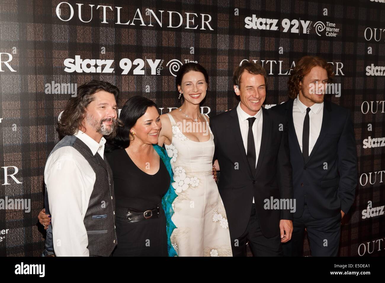 New York, NY, USA. 28 juillet, 2014. Ronald D. Moore, Diana Gabaldon, Caitriona Balfe, Tobias Menzies, Sam Heughan aux arrivées d'OUTLANDER Series Premiere, 92nd Street Y, New York, NY 28 juillet 2014. Crédit : Jason Smith/Everett Collection/Alamy Live News Banque D'Images