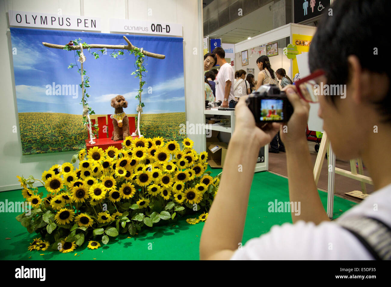 Tokyo, Japon. 27 juillet, 2014. Un visiteur prend des photos de son animal de compagnie à l'Interpets à Tokyo Big Sight, le 27 juillet 2014. La foire internationale d'une vie meilleure avec animaux domestiques (Interpets) apporte les nouveaux produits et services à partir de 250 sociétés de 16 pays. Interpets est tenue du 14 au 17 juillet. © Rodrigo Reyes Marin/AFLO/Alamy Live News Banque D'Images