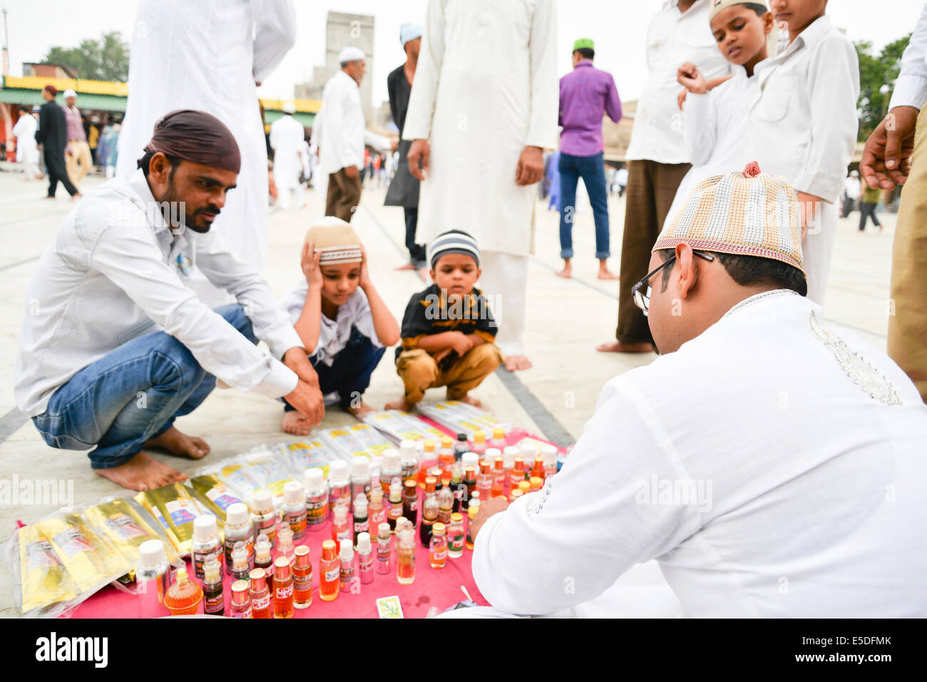 Ahmedabad, Inde. 29 juillet, 2014. Les musulmans célèbrent l'Aïd al-Fitr qui marque la fin du mois de Ramadan, l'Aïd al-Fitr est la fin de Ramazan et le premier jour du mois de Shawwal pour tous les musulmans, dans le Jama Masjid, Ahmedabad, Inde. Credit : Nisarg Lakhmani/Alamy Live News Banque D'Images