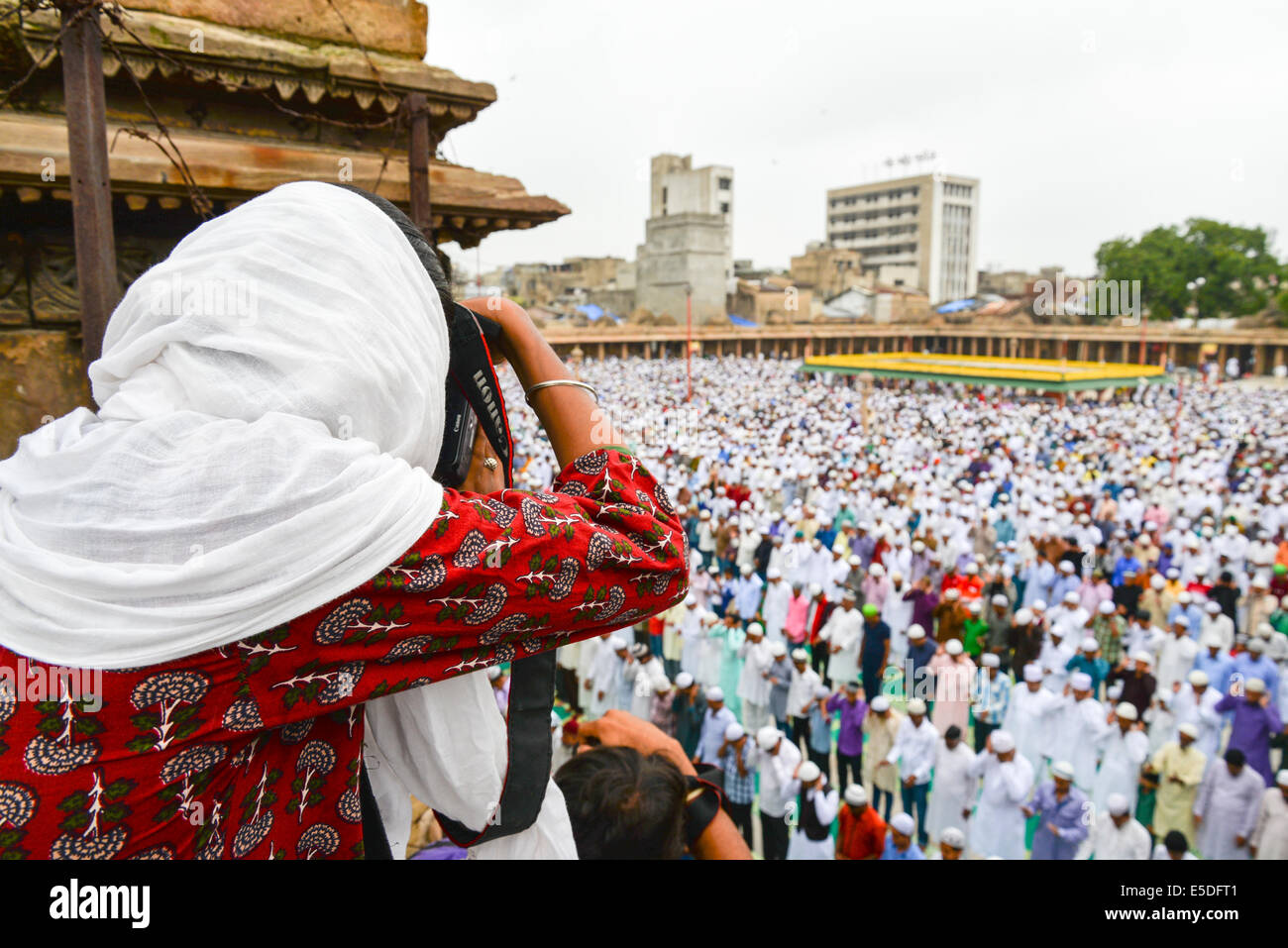 Ahmedabad, Inde. 29 juillet, 2014. Les musulmans célèbrent l'Aïd al-Fitr qui marque la fin du mois de Ramadan, l'Aïd al-Fitr est la fin de Ramazan et le premier jour du mois de Shawwal pour tous les musulmans, dans le Jama Masjid, Ahmedabad, Inde. Credit : Nisarg Lakhmani/Alamy Live News Banque D'Images